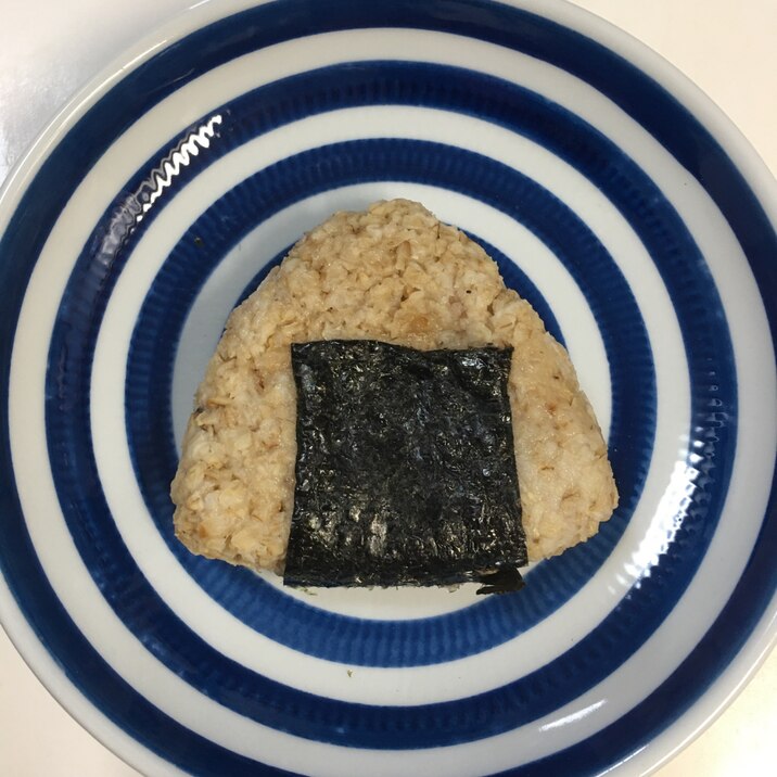 お弁当に!⭐レンジで!オートミールのゴマおにぎり
